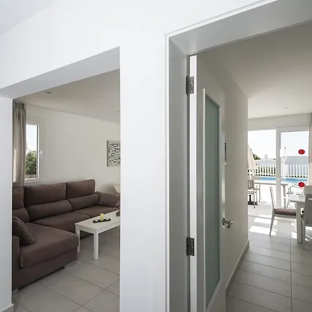 Villas Calan Bosch Tomi וילה