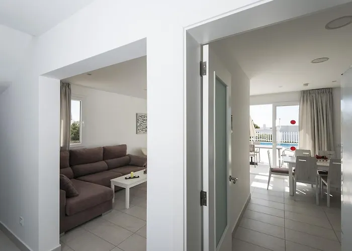 Villas Calan Bosch Tomi וילה